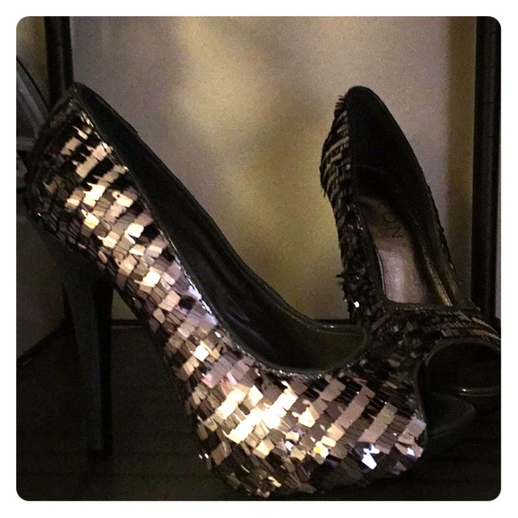 Gorgeous Dereon’ Stilettos - Picture 3 of 6